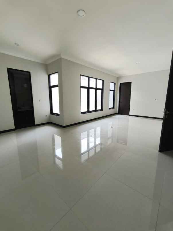 dijual rumah jalan woodland