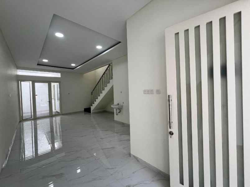 dijual rumah jemursari selatan