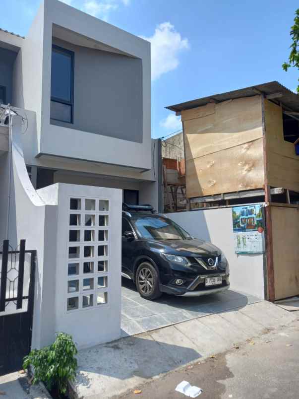 dijual rumah jl pondasi kayu putih