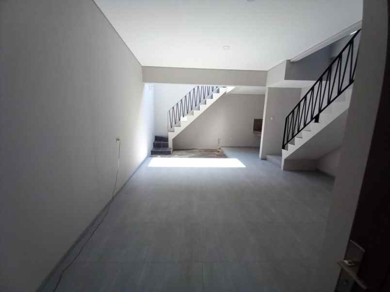 dijual rumah jl pondasi kayu putih