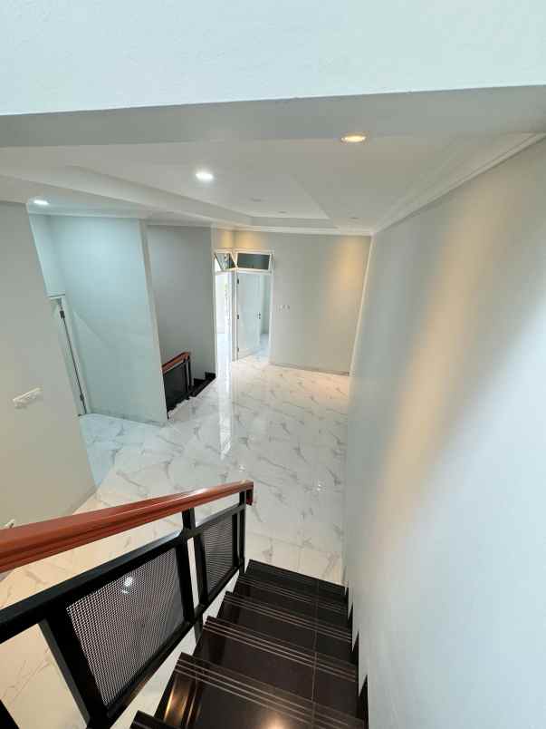 dijual rumah jl pondok kelapa duren