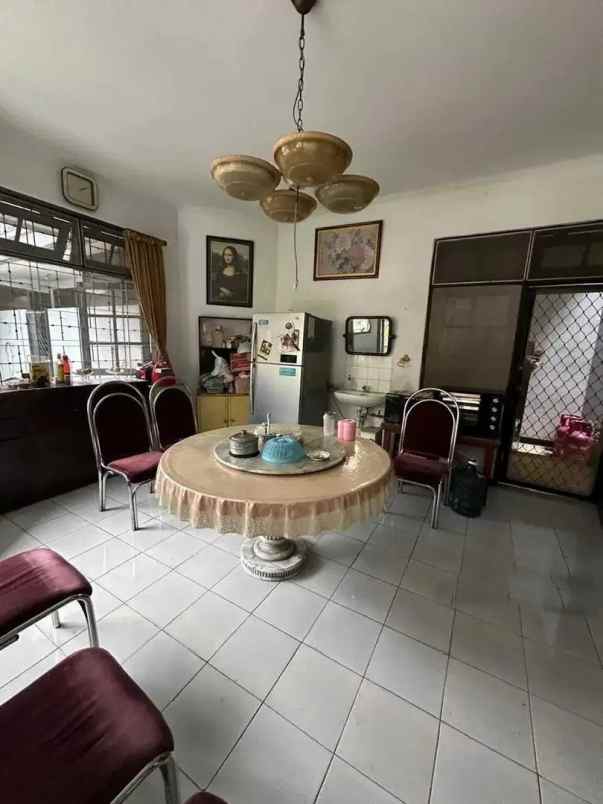 dijual rumah jl raya darmo harapan
