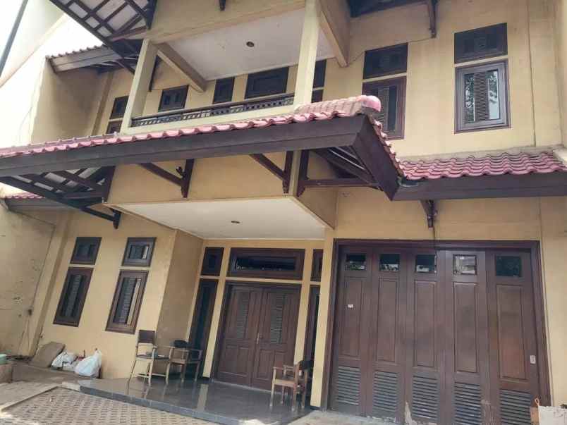 Rumah Dua Lantai Strategis Terletak Di Jalan Raya Ngagel Jaya