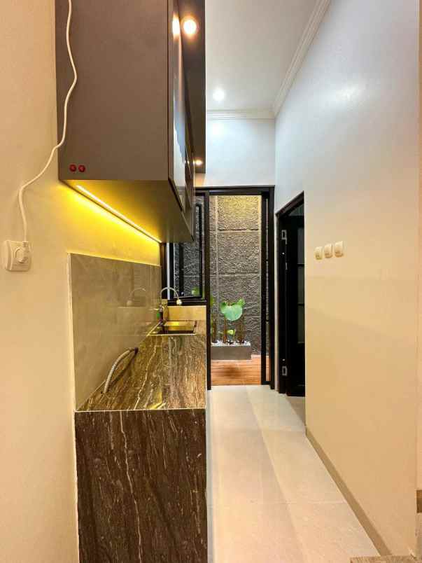 dijual rumah jl utan kayu utara