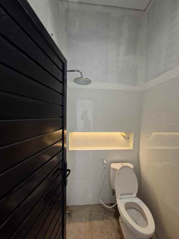 dijual rumah jl wates km 8