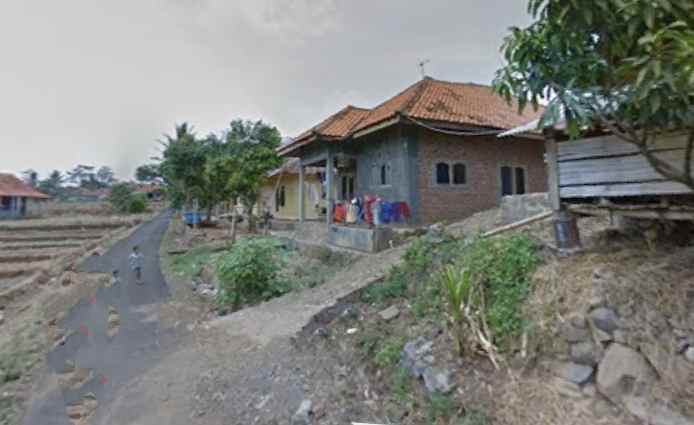 dijual rumah kampung pinggir jalan desa