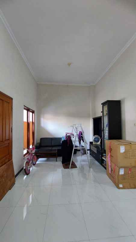 dijual rumah karang asem