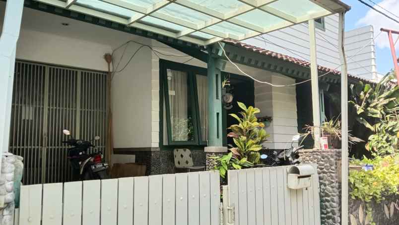 dijual rumah komplek arcamanik endah