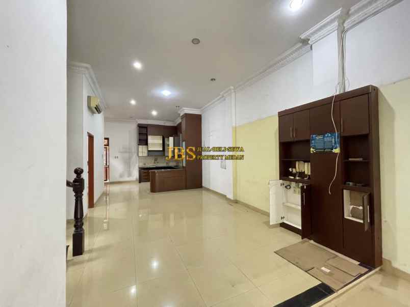 dijual rumah komplek cemara hijau depan