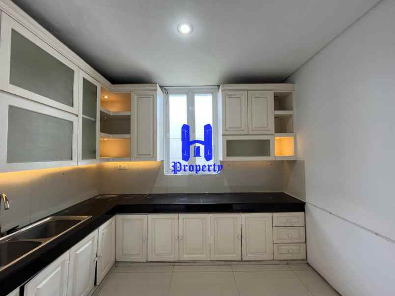 dijual rumah komplek citraland gama
