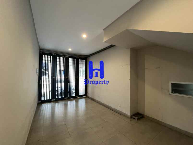 dijual rumah komplek citraland gama