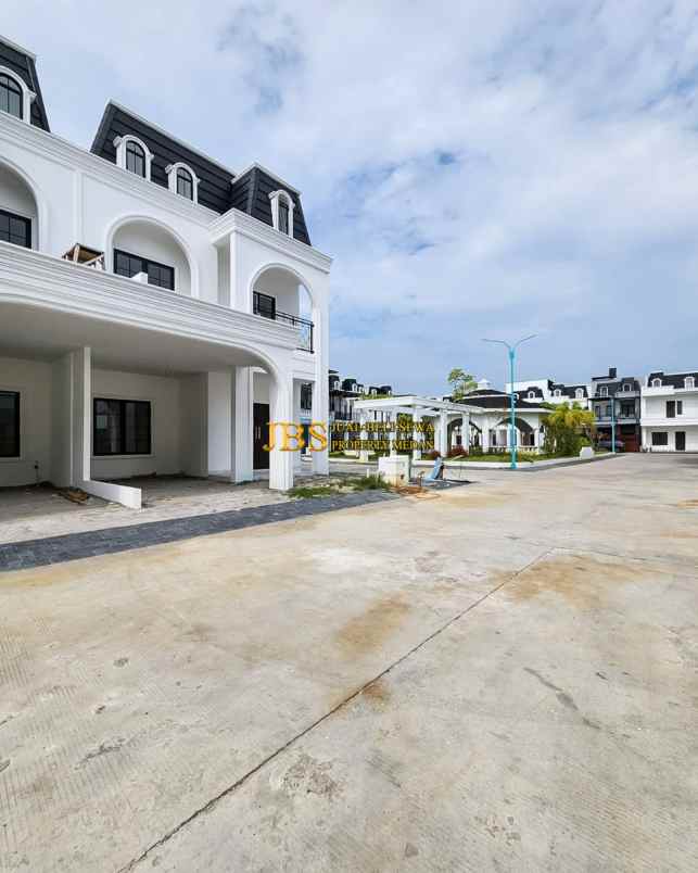 dijual rumah komplek de versailes suite