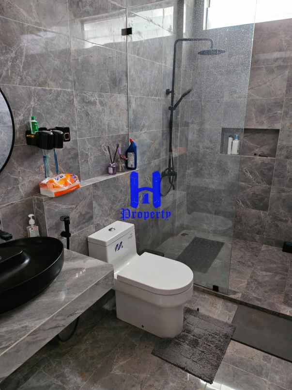 dijual rumah komplek givency one type