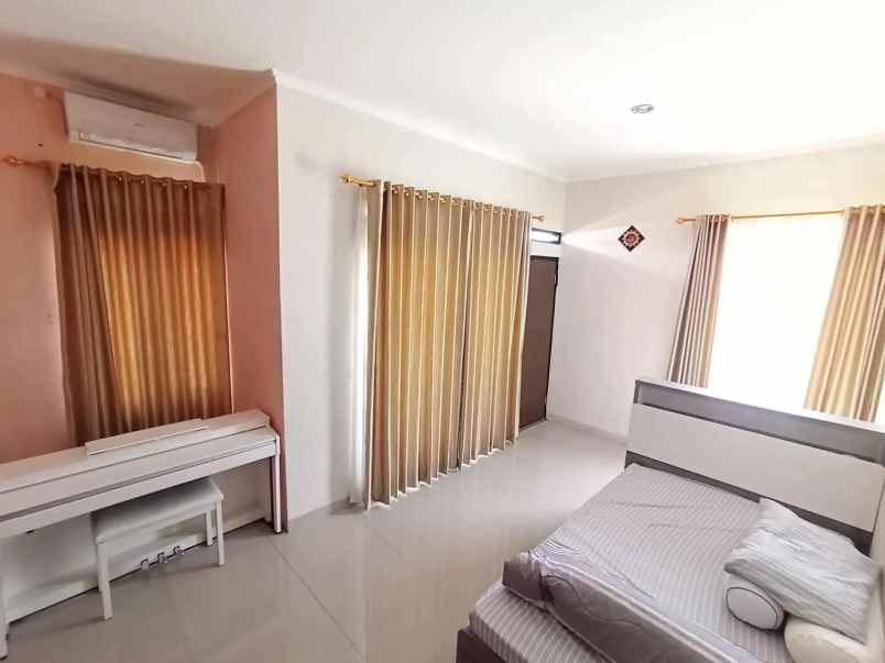 dijual rumah komplek golf barat
