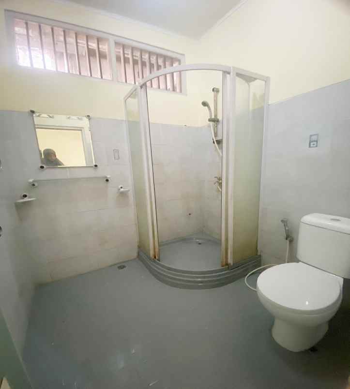 dijual rumah komplek japos graha