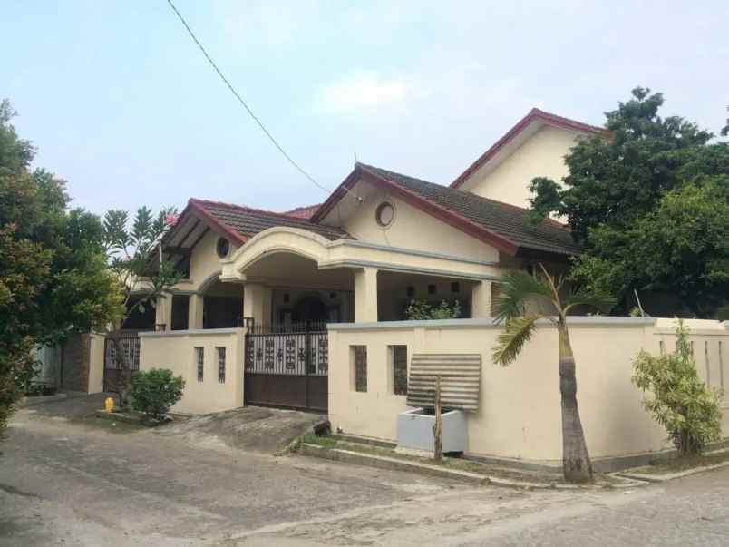 dijual rumah komplek jatiwaringin asri