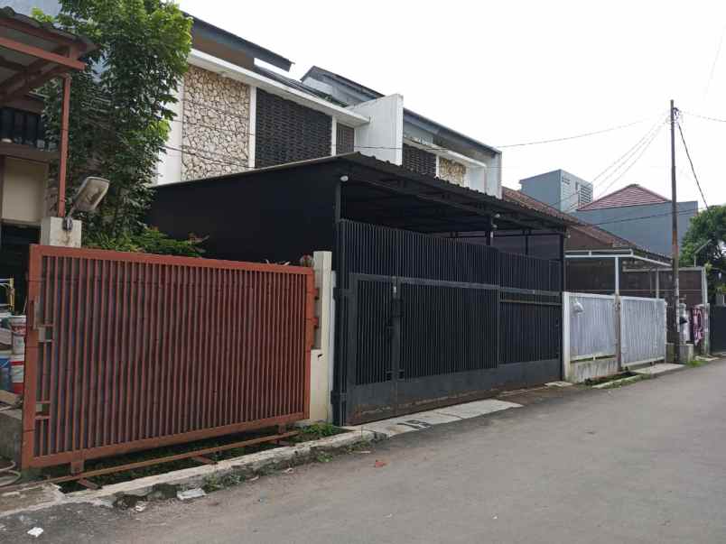 dijual rumah komplek margahayu raya