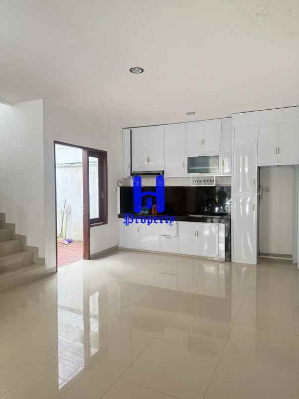 dijual rumah komplek mayfair residence