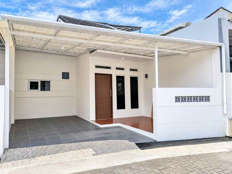 dijual rumah komplek pinus regency