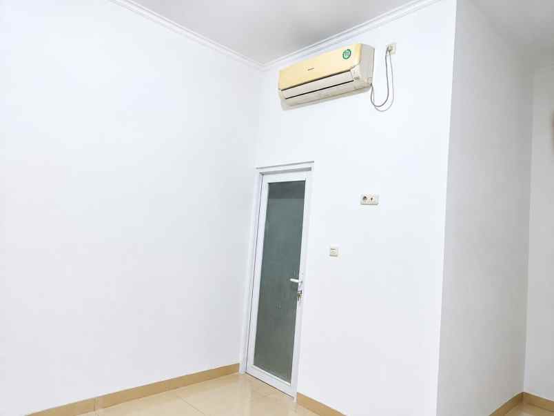 dijual rumah komplek pinus regency