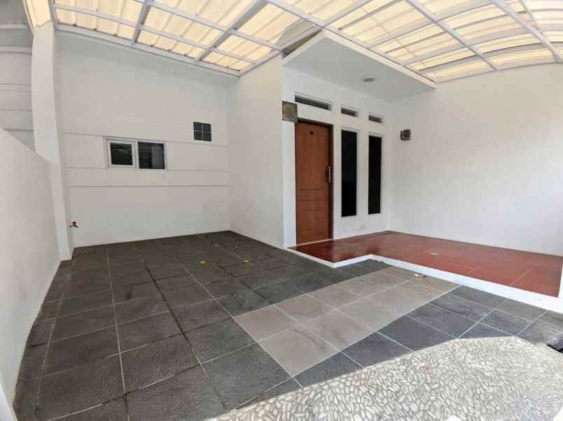 dijual rumah komplek pinus regency