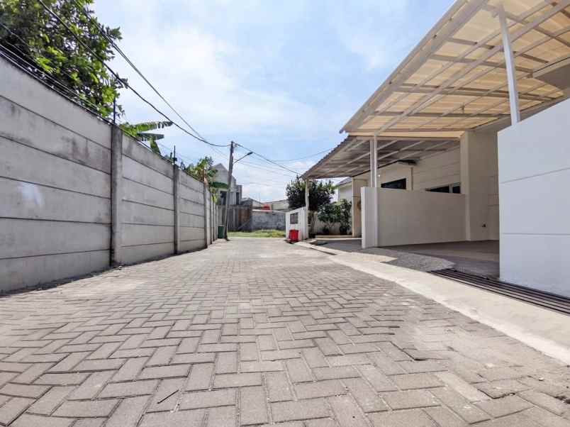 dijual rumah komplek pinus regency