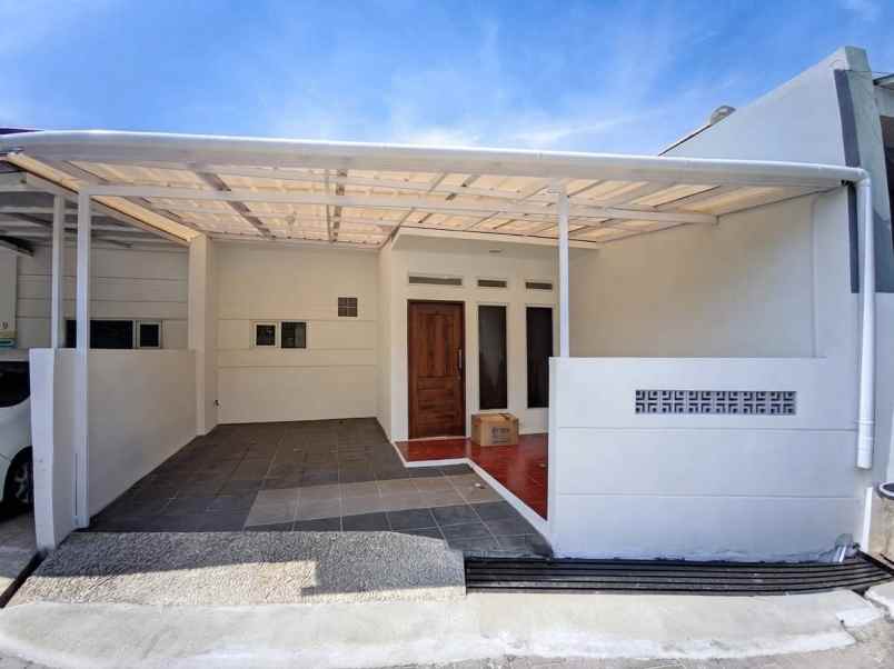 dijual rumah komplek pinus regency