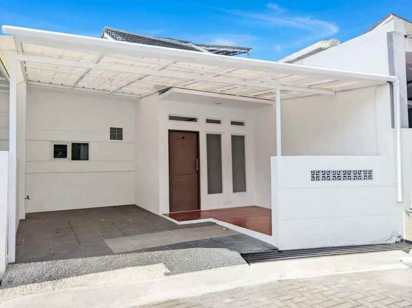 dijual rumah komplek pinus regency