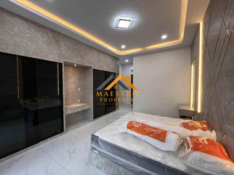 dijual rumah komplek regent estate