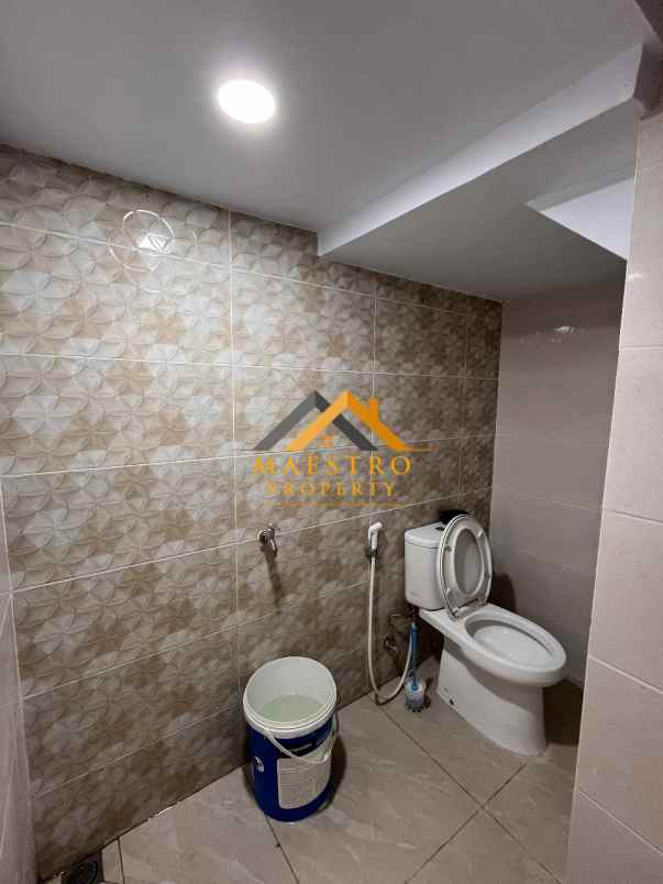 dijual rumah komplek regent estate