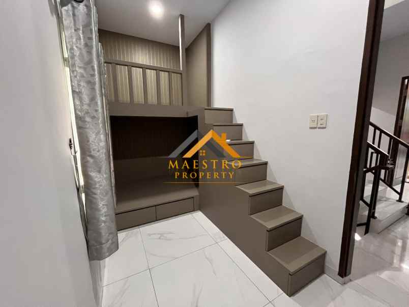 dijual rumah komplek regent estate