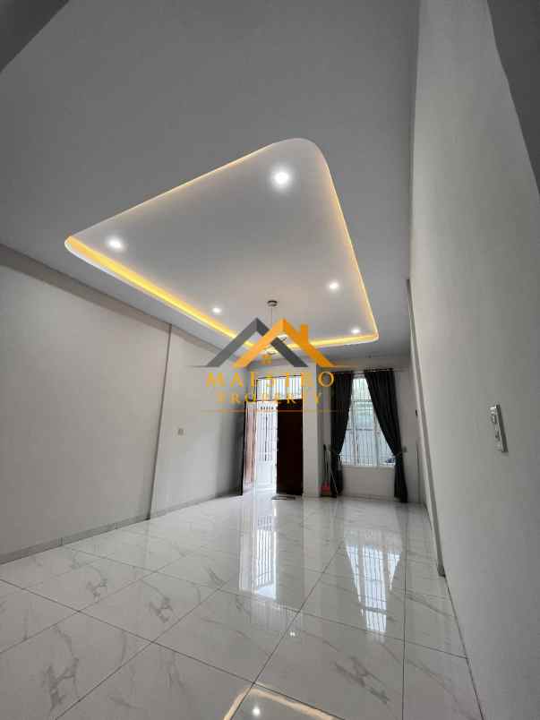 dijual rumah komplek regent estate