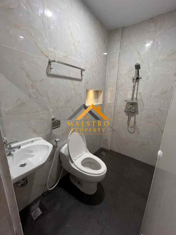 dijual rumah komplek regent estate