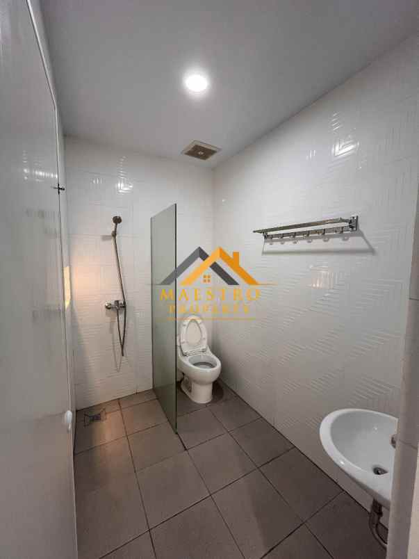 dijual rumah komplek regent estate