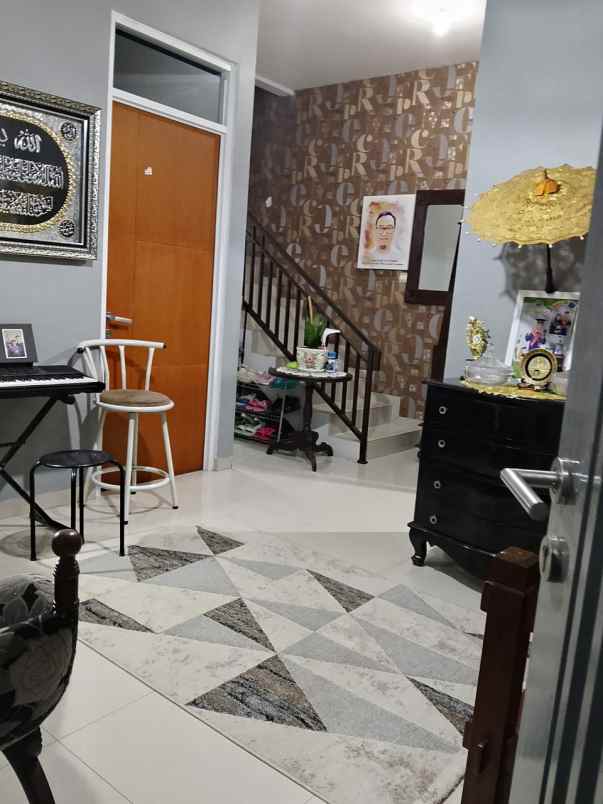 dijual rumah komplek sariwangi