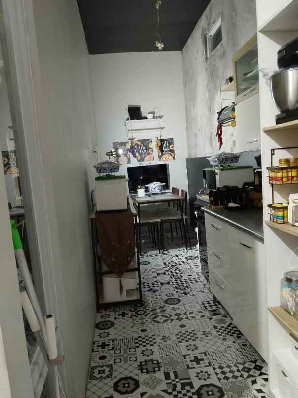 dijual rumah komplek sariwangi