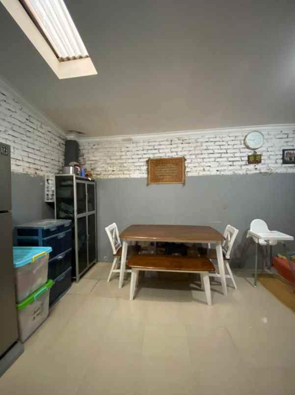 dijual rumah komplek sariwangi