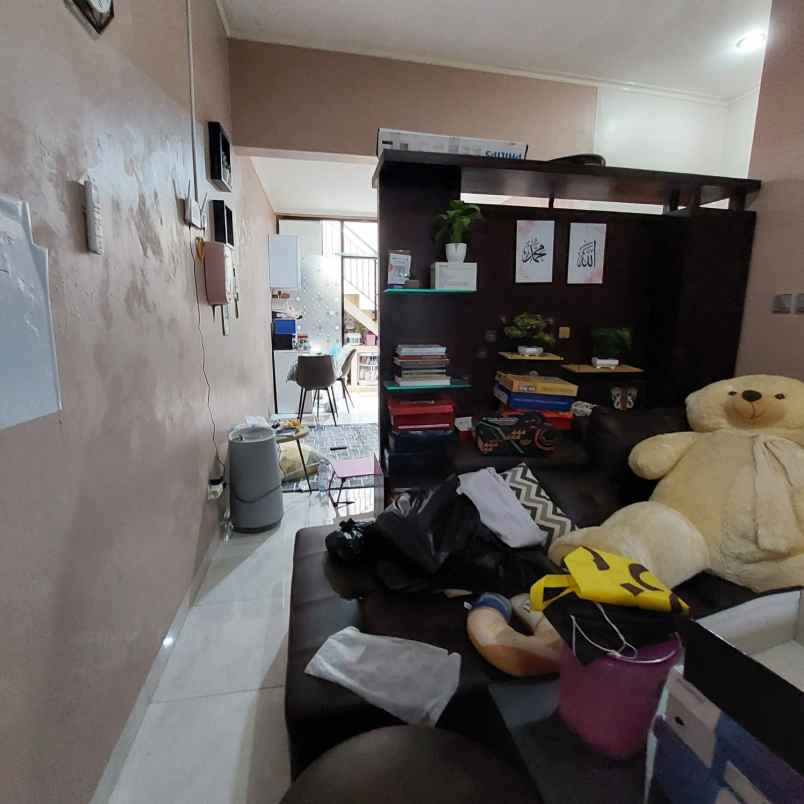 dijual rumah komplek strategis pesona