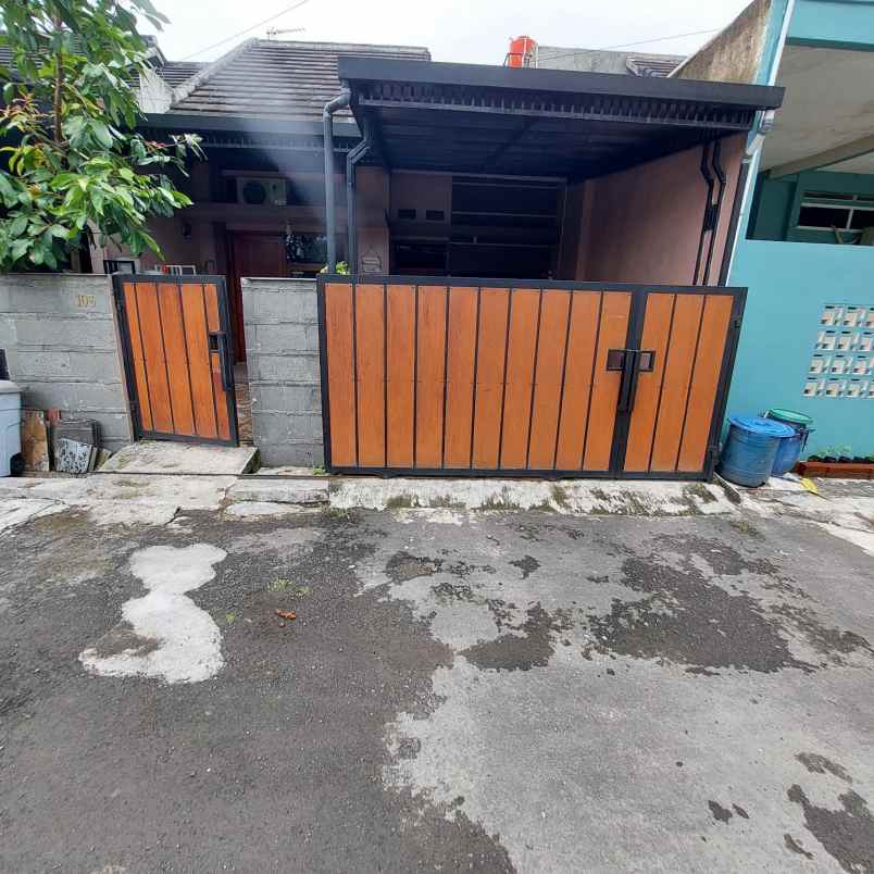 dijual rumah komplek strategis pesona