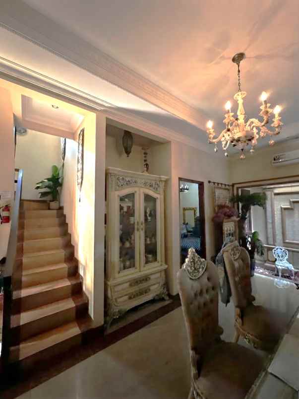 dijual rumah komplek wijaya kusuma