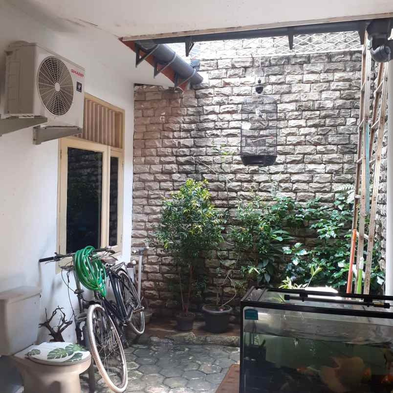 dijual rumah lokasi strategis di