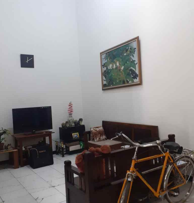 dijual rumah lokasi strategis di