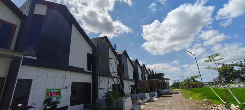 dijual rumah maguwoharjo depok sleman