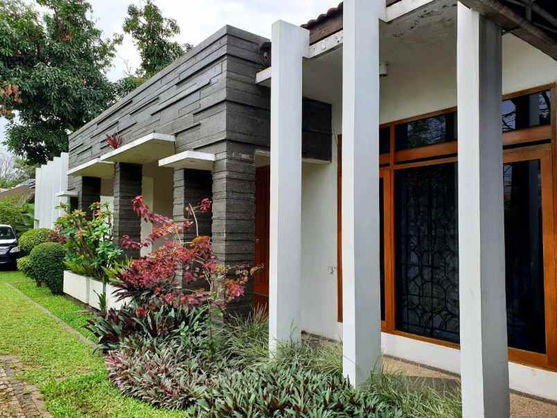 dijual rumah mainroad arcamanik endah