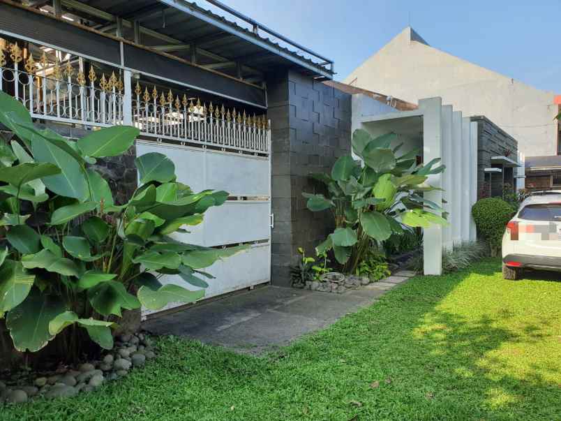 dijual rumah mainroad arcamanik endah