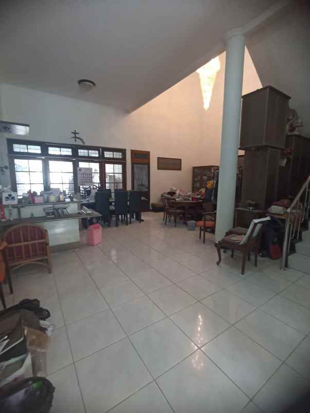 dijual rumah manyar