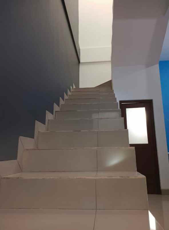 dijual rumah meruya utara