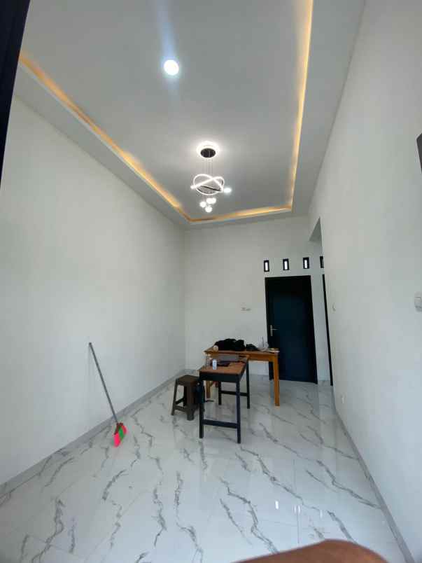 dijual rumah ngentak