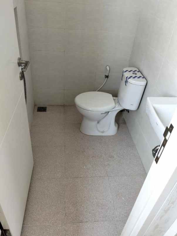 dijual rumah nortwest lake citraland