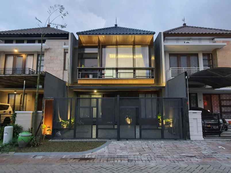 dijual rumah pakuwon city